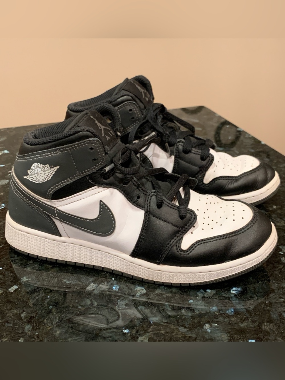 Nike Air Jordan 1 Mid GS – Black & White Youth Boys Size 5.5 (Women’s 7) Shoes